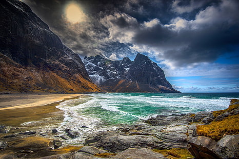 malowanie gór i morza, plaża, góry, morze, wyspa, Lofoty, Norwegia, chmury, fale, zaśnieżony szczyt, natura, krajobraz, piasek, woda, Tapety HD HD wallpaper
