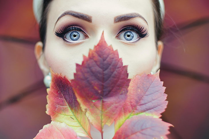 folhas vermelhas, mulher com maquiagem no rosto e folha marrom cobrindo o nariz e a boca, mulheres, rosto, olhos azuis, folhas, HD papel de parede