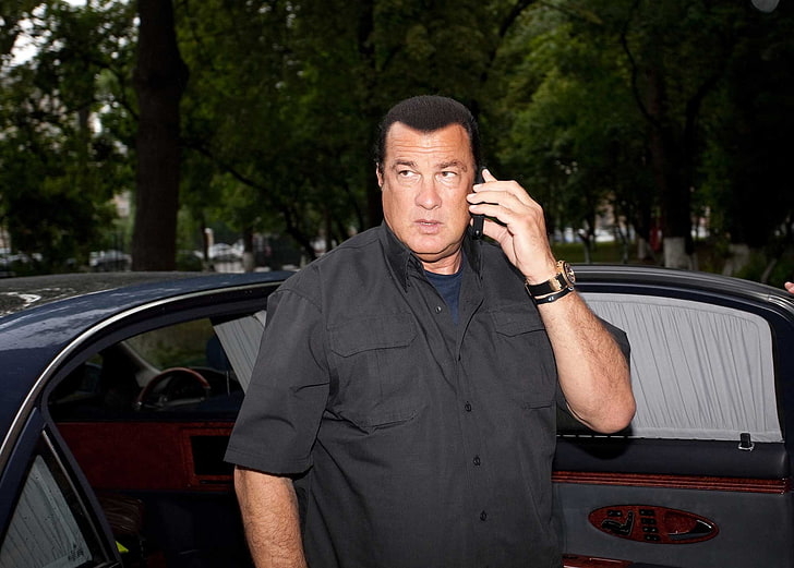 ผู้ชายเสื้อเชิ้ตกระดุมสีดำสตีเวนซีกัลสีน้ำตาลรถยนต์พูดคุยดารานักแสดง, วอลล์เปเปอร์ HD