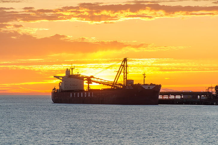 landscape, ship, oil tanker, cranes (machine), sea, sky, sunset, clouds, old ship, Maersk, Hyundai, HD wallpaper