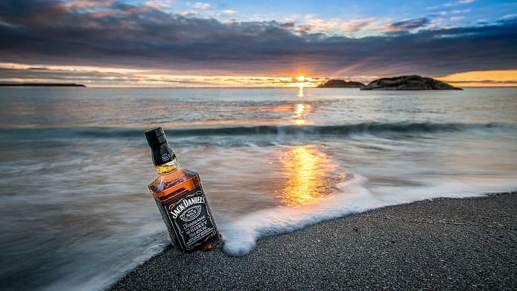 Бутилка с алкохол на Jack Daniel, природа, пейзаж, море, крайбрежие, бутилки, уиски, Jack Daniel's, изгрев, вълни, облаци, скала, остров, плаж, пясък, отражение, хоризонт, HD тапет
