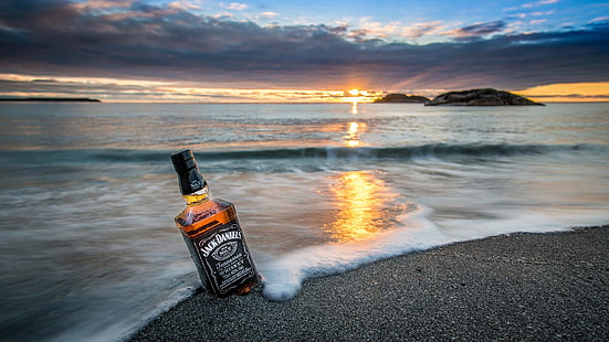 Jack Daniels spritflaska, natur, landskap, hav, kust, flaskor, whisky, Jack Daniels, soluppgång, vågor, moln, sten, ö, strand, sand, reflektion, horisont, HD tapet HD wallpaper