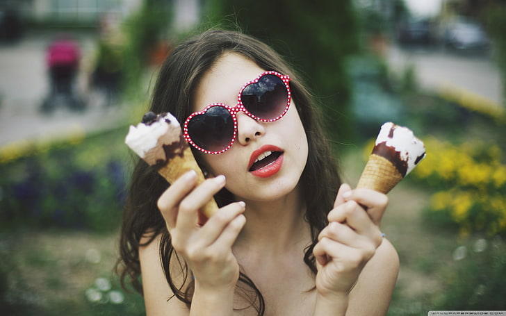 брюнетка, жени, сладолед, слънчеви очила, червено червило, модел, жени с очила, HD тапет