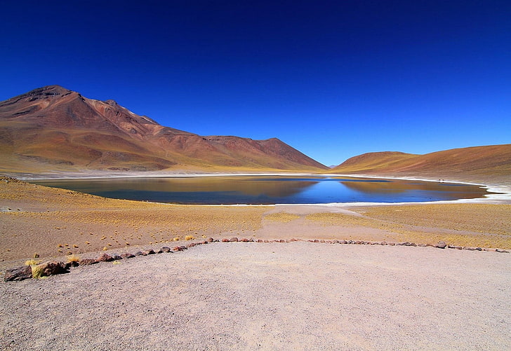 cadre de lit en bois marron avec matelas blanc, nature, paysage, lac, montagnes, désert d'Atacama, Chili, bleu, ciel, chaleur, eau, sel, Fond d'écran HD