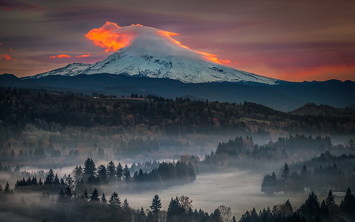 vue aérienne de la montagne couverte de neige, pic enneigé, coucher de soleil, brume, Oregon, nature, forêt, volcan, montagnes, ciel, arbres, paysage, Fond d'écran HD