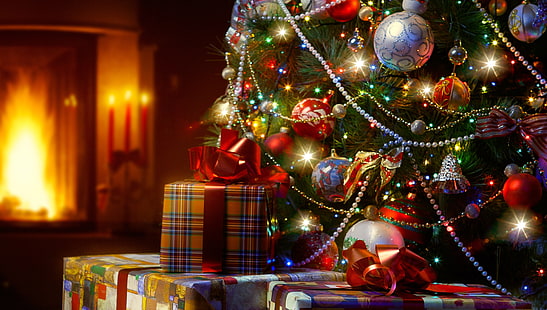 caja de regalo junto al papel tapiz digital del árbol de Navidad, decoración, luces, árbol, velas, regalos, chimenea, Año Nuevo, Feliz Navidad, árbol de Navidad, decoraciones, bolas de luz, bolas de luz, Navidad, Fondo de pantalla HD HD wallpaper