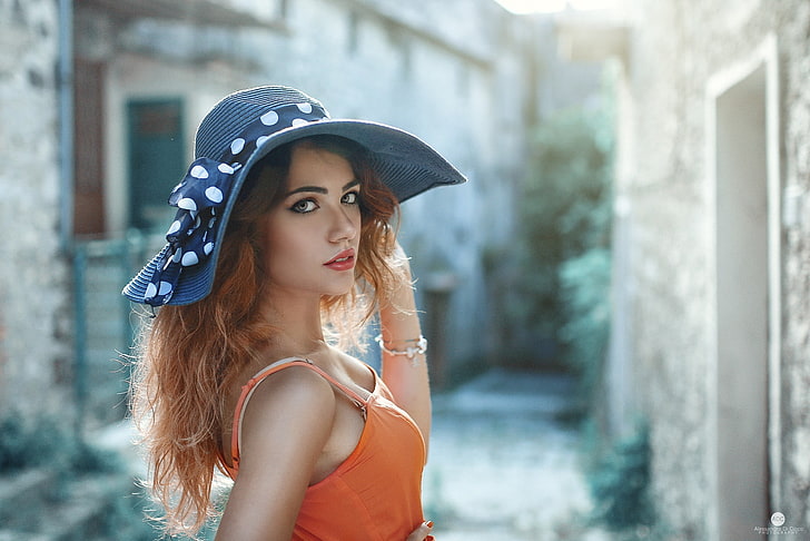 kvinna som bär grå solig hatt och orange ärmlös blus, kvinnor, rödhårig, ansikte, porträtt, hatt, Alessandro Di Cicco, Clara Alonso, HD tapet