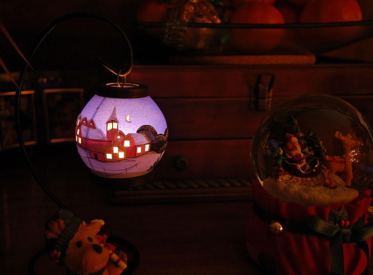 бяла, оранжева и лилава къщи отпечатана лампа, топка, играчки, лампи, светлини, празник, атрибут, HD тапет