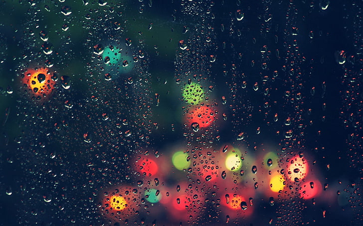 krople rosy i wielokolorowe światła, kolorowe, deszcz, krople wody, mokre, światła, rozmyte, głębia ostrości, okno, szkło, bokeh, woda na szkle, Tapety HD