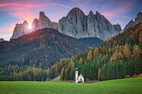 vitt betonghus, skog, berg, Italien, kyrka, tempel, ängar, Sydtyrolen, Dolomiterna, Val di Funes, HD tapet HD wallpaper