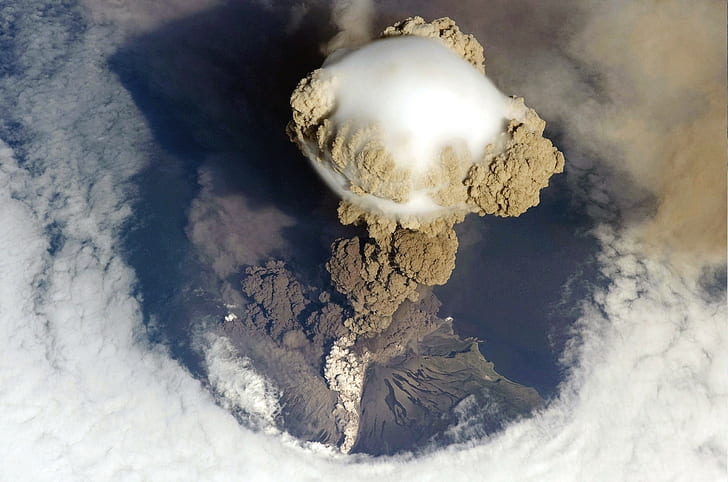 letusan gunung berapi pulau aerial view asap awan lanskap alam, Wallpaper HD