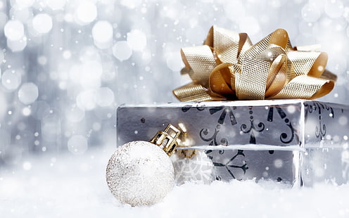 adorno gris y marrón, Año Nuevo, nieve, regalos, adornos navideños, bokeh, Fondo de pantalla HD HD wallpaper