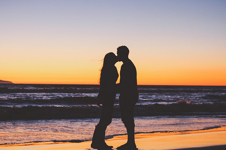 силует на двойка, целуваща се на тапета на бреговата линия, двойка, целувка, море, залез, силуети, HD тапет
