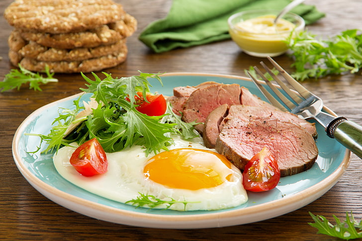 sunny side-up and medium rare stake with tomato slice, greens, vegetables, Breakfast, Scrambled eggs with roast beef and salad, HD wallpaper