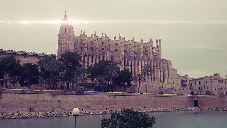 dom z szarego betonu, Majorka, Hiszpania, katedra, Tapety HD