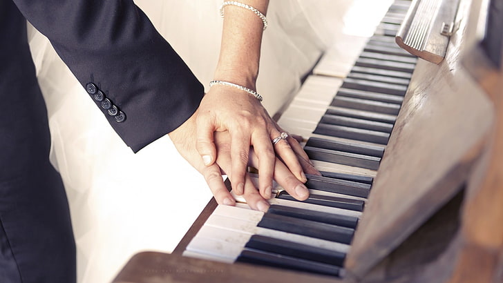 hands, piano, holding hands, couple, HD wallpaper