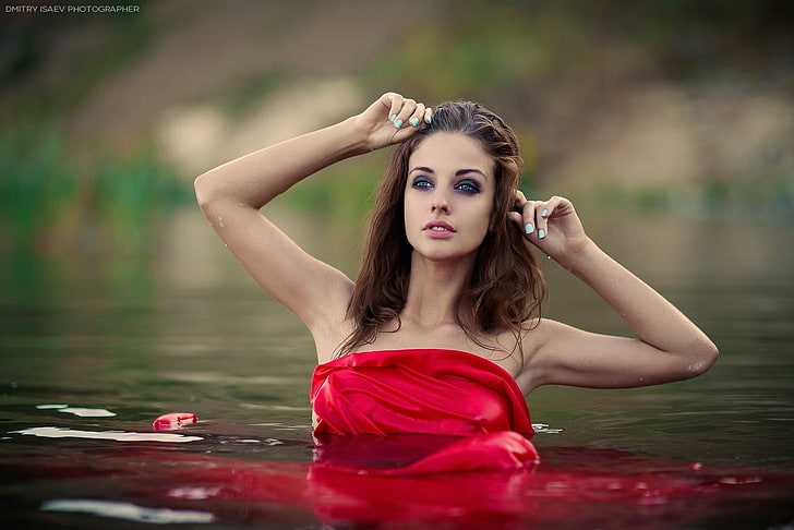女性の赤いトップ、アラバーガー、女性、モデル、川、濡れた体、濡れた髪、 HDデスクトップの壁紙