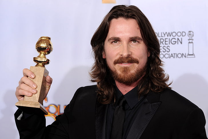 Christian Bale, Christian Bale, skådespelare, brunett, man, belöning, leende, skägg, mustasch, långt hår, hollywood, gyllene klot, HD tapet