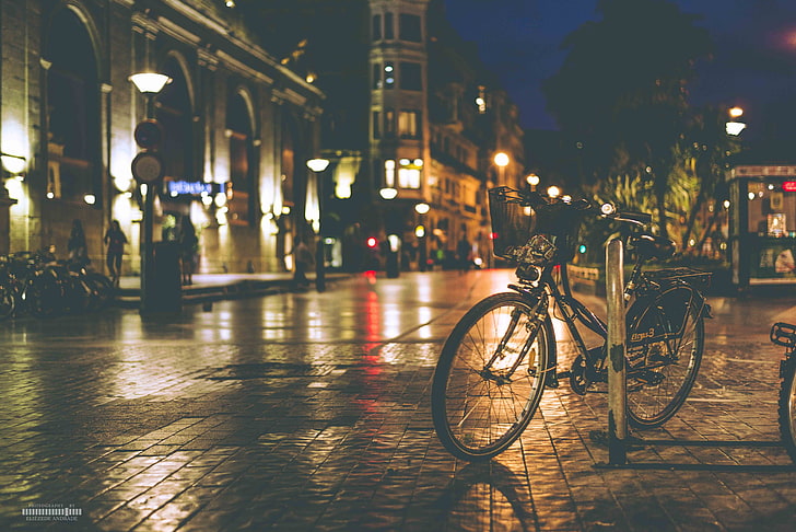 black bike parked on concrete pavement during nighttime, bicycle, street, HD wallpaper