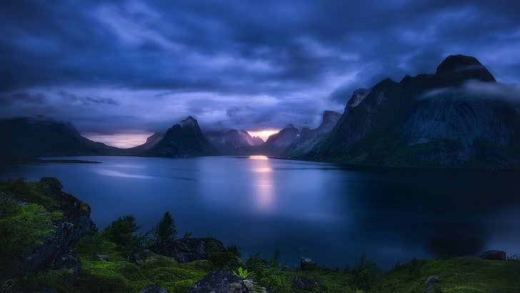 montagne enneigée, nature, paysage, fjord, îles Lofoten, Norvège, coucher de soleil, mer, montagnes, arbustes, herbe, nuages, lumière du soleil, ciel, Fond d'écran HD