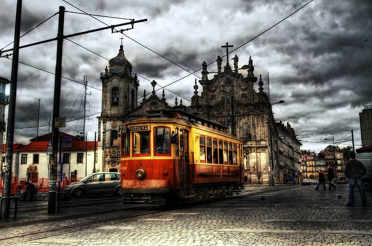 Stary tramwaj, ilustracja pociągu brązowego i beżowego, tramwaj, ulica, miasto, budynki, chmury, 3d i abstrakcyjne, Tapety HD