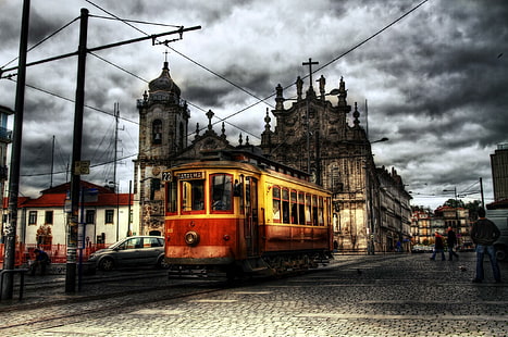 Stary tramwaj, ilustracja pociągu brązowego i beżowego, tramwaj, ulica, miasto, budynki, chmury, 3d i abstrakcyjne, Tapety HD HD wallpaper