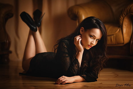 vestido preto feminino, mulheres, Angelina Petrova, vestido preto, no chão, sapatos de salto alto, Denis Petrov, HD papel de parede HD wallpaper
