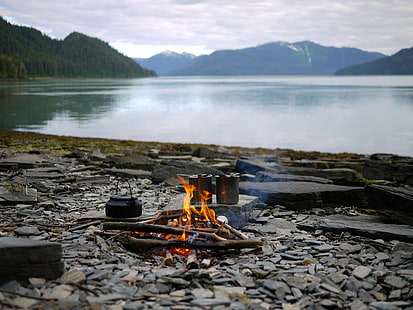 api unggun di dekat badan air pada siang hari, Makan Malam, api, api unggun, badan air, siang hari, Alaska, kayak laut, kayak laut, danau, alam, di luar ruangan, berkemah, api unggun, api - Fenomena Alam, air, tidak ada Orang, musim panas,gunung, Wallpaper HD HD wallpaper