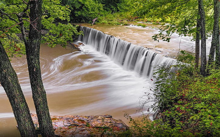 Anderson Creek Township w Północnej Karolinie w Stanach Zjednoczonych Piękny szeroki wodospad z brązową wodą Wiosna krajobraz tapeta Hd 3840 × 2400, Tapety HD