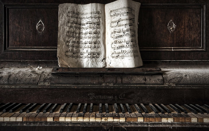 brązowe drewniane pianino, fortepian, stary, papier, opuszczony, Tapety HD