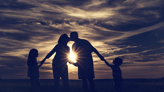 mężczyzna i kobieta trzymający sylwetki chłopca i dziewczynki, rodzina, całowanie, na zewnątrz, promienie słoneczne, para, filtr, Tapety HD HD wallpaper