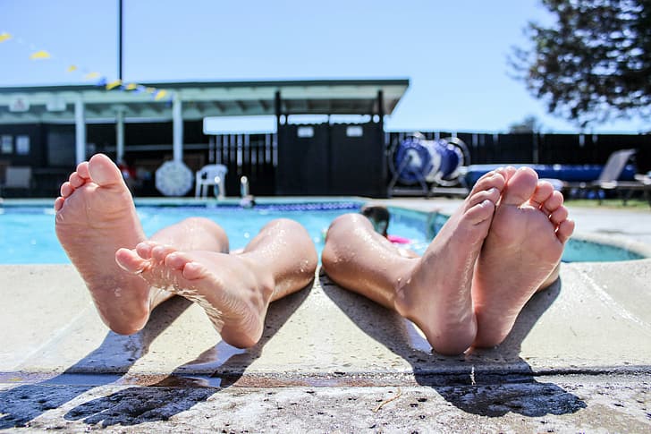 feet, barefoot, closeup, legs, swimming pool, women outdoors, HD wallpaper