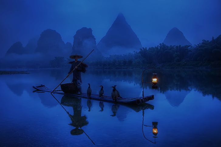 человек катание на лодке в ночное время, лес, вода, свет, отражение, река, лодка, Китай, рыбак, утро, фонарь, синий фон, бакланы, HD обои