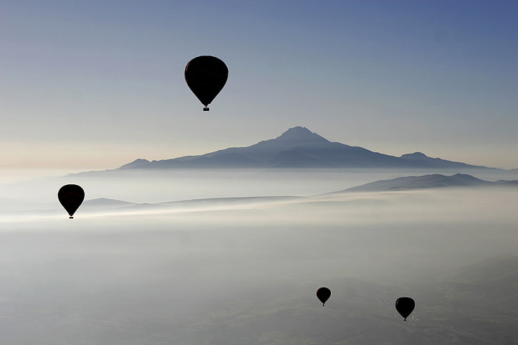 quatre ballons à air chaud, fond simple, simple, blanc, nuages, montagnes, nature, ballons à air chaud, paysage, Fond d'écran HD
