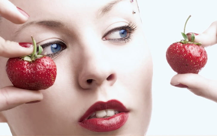 två röda jordgubbar, flicka, ansikte, blå ögon, jordgubbe, smink, HD tapet