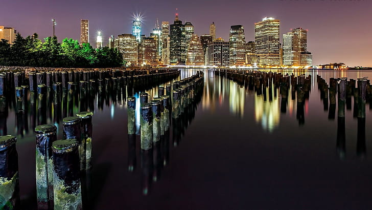 East River Pylons In New York City, verschiedene Hochhäuser in der Nähe von Gewässern, Städten, Pylonen, Nacht, Flüssen, Lichtern, Natur und Landschaften, HD-Hintergrundbild
