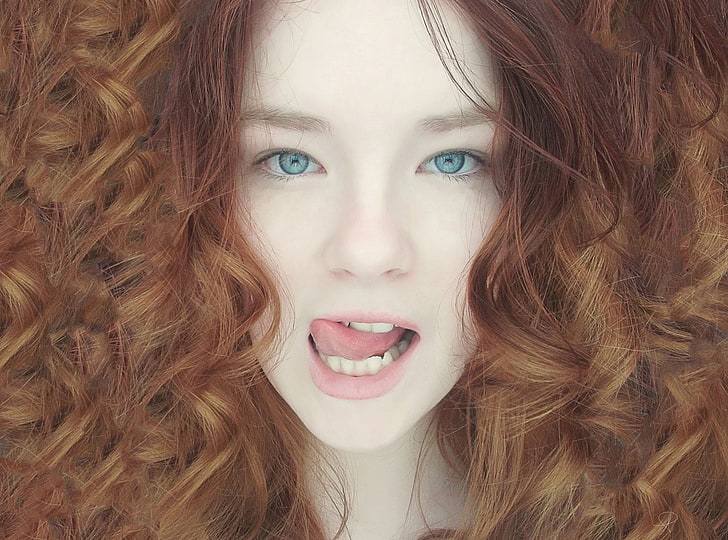 berambut merah, bibir, mata hijau, wanita, wajah, lidah, mata biru, potret, rambut keriting, Wallpaper HD