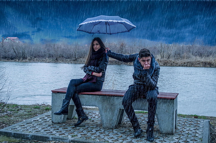 veste en cuir noir pour hommes, parapluie, hommes, femmes, pluie, humour, vestes en cuir, rivière, assis, banc, Fond d'écran HD