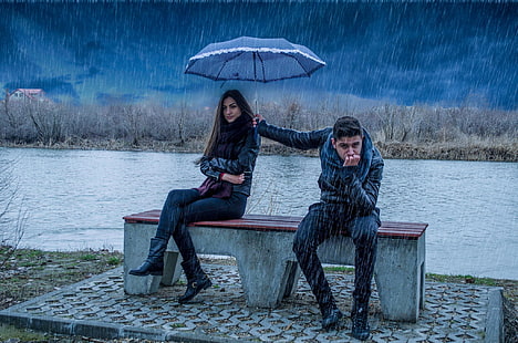 veste en cuir noir pour hommes, parapluie, hommes, femmes, pluie, humour, vestes en cuir, rivière, assis, banc, Fond d'écran HD HD wallpaper