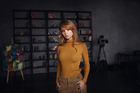 женская коричневая рубашка с длинными рукавами, женская, Анастасия Щеглова, модель, блондинка, портрет, накрашенные ногти, желтый свитер, руки в карманах, HD обои HD wallpaper