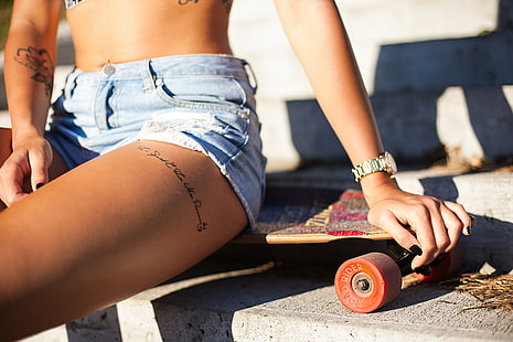mulheres, shorts jeans, tatuagem, unhas pretas, skate, barriga, sentado, umbigo perfurado, HD papel de parede HD wallpaper