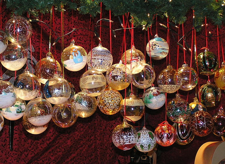 lotto di palline di colori assortiti, decorazioni natalizie, palloncini, spago, ramoscelli, aghi, capodanno, natale, Sfondo HD