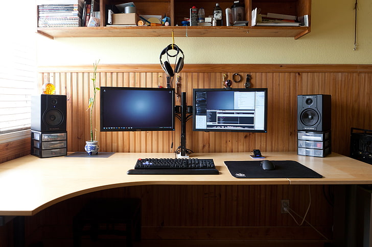 работно пространство, компютър, клавиатури, слушалки, монитор, HD тапет