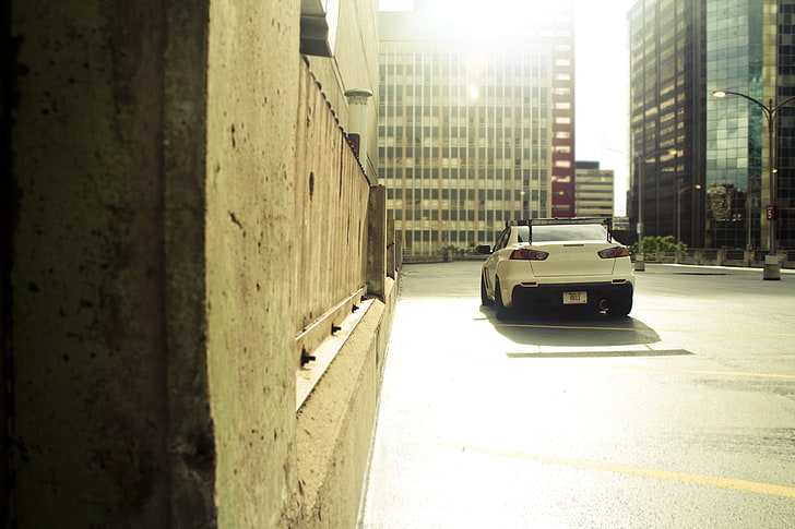 белый Mitsubishi Lancer Evolution седан, авто, машина, город, автомобили, City, Lancer, паркинг, эволюция, обои, стены автомобилей, mitsubishi lancer, обои авто, обои HD, HD обои
