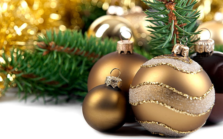 tres adornos navideños dorados, vacaciones, bolas, juguetes, año nuevo, abeto, el paisaje, feliz año nuevo, decoración navideña, papel tapiz navideño, color navideño, Fondo de pantalla HD