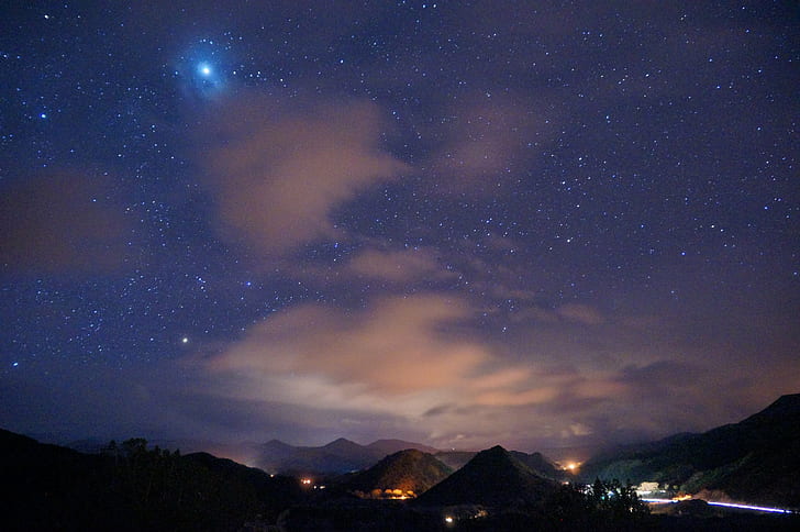 снимка на лилаво небе със звезди през нощта, ниско, облаци, звезди, лилаво, небе, нощ, нощна фотография, нощ, звезда - Космос, астрономия, галактика, планина, млечен път, съзвездие, природа, космос, мъглявина, тъмно, пейзаж , син, HD тапет