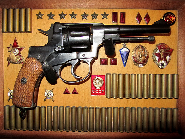 черен револвер, звезди, ръкав, револвер, гербът на СССР, знакът на парашутиста, знаци на червената армия, HD тапет