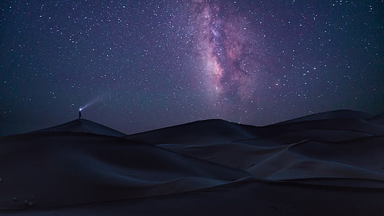 człowiek stojący na wydmach w nocy tapeta cyfrowa, natura, krajobraz, długa ekspozycja, pustynia, Sahara, Droga Mleczna, gwiaździsta noc, wydma, przestrzeń, Tapety HD HD wallpaper