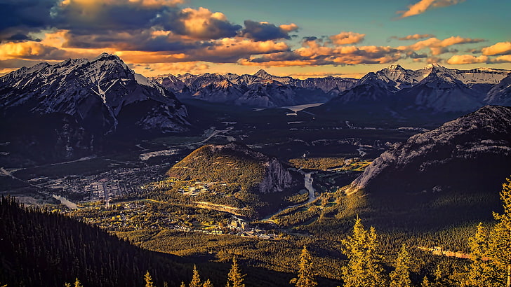 montagnes entourées de champs d'herbe verte sous un ciel nuageux, paysage, nature, montagnes, coucher de soleil, vallée, panoramas, soleil, Banff, Fond d'écran HD