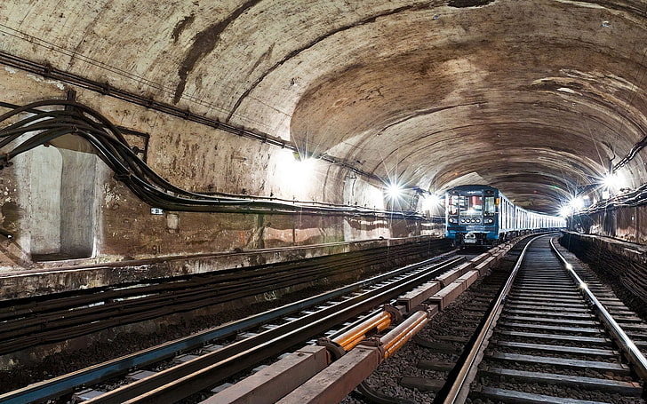 niebieski pociąg, metro, metro, szyny, podkłady, tunel, konduktor, łuk, światło, żarówka, światła, Tapety HD